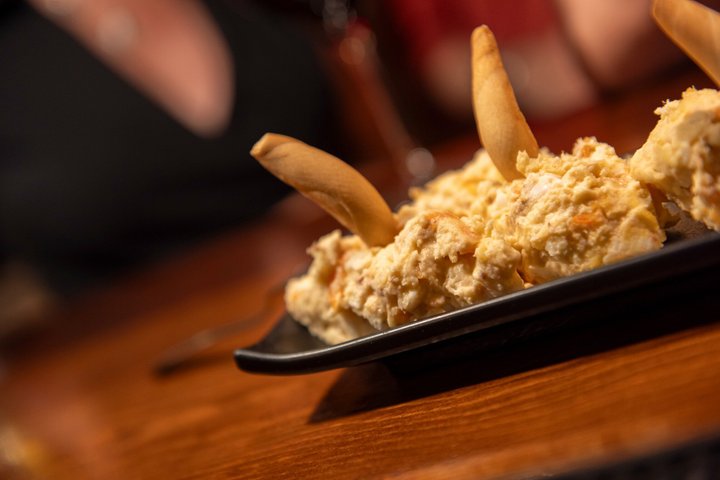 En liten grupp njuter av tapas och vin på en traditionell bar i Madrids historiska centrum, foto 66 | wizardtrip