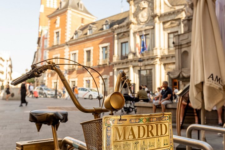 En liten grupp njuter av tapas och vin på en traditionell bar i Madrids historiska centrum, foto 67 | wizardtrip
