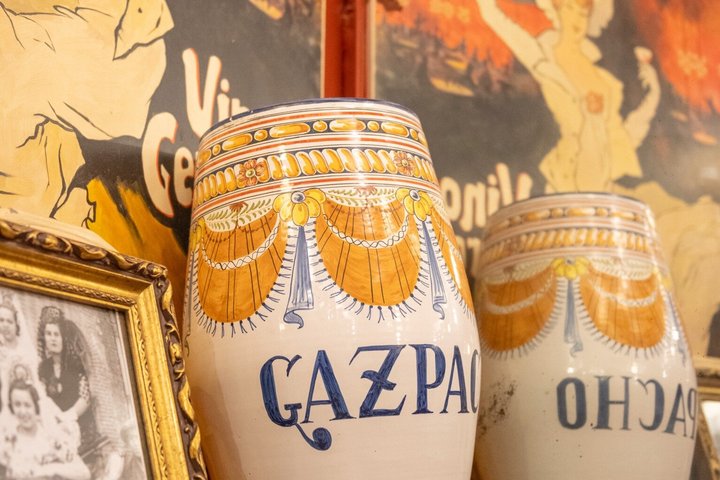 En liten grupp njuter av tapas och vin på en traditionell bar i Madrids historiska centrum, foto 68 | wizardtrip