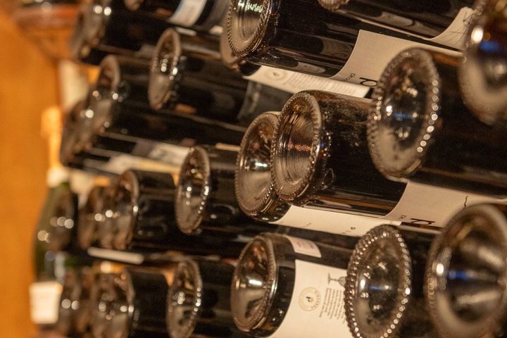En liten grupp njuter av tapas och vin på en traditionell bar i Madrids historiska centrum, foto 69 | wizardtrip