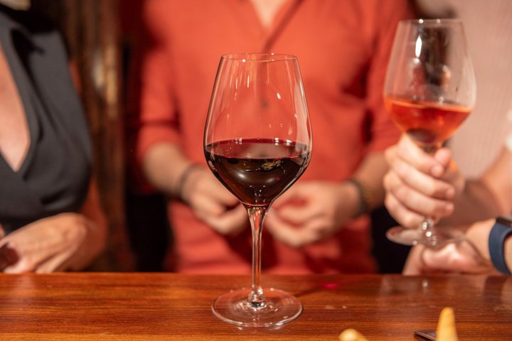 En liten grupp njuter av tapas och vin på en traditionell bar i Madrids historiska centrum, foto 70 | wizardtrip
