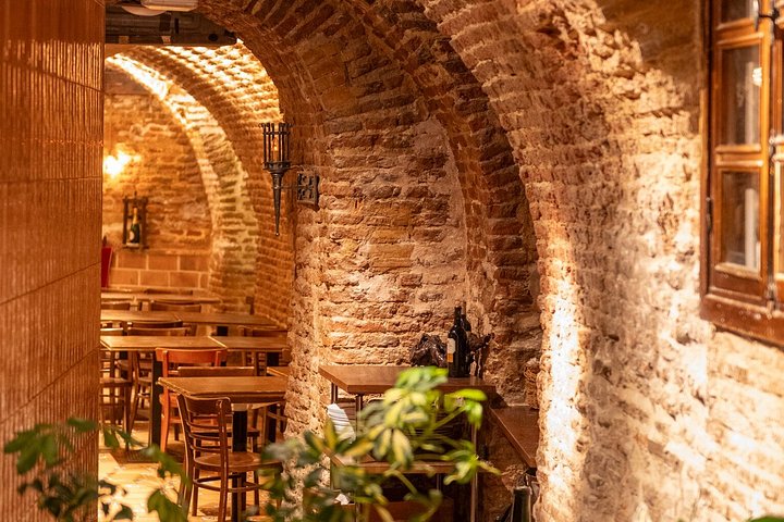 En liten grupp njuter av tapas och vin på en traditionell bar i Madrids historiska centrum, foto 71 | wizardtrip