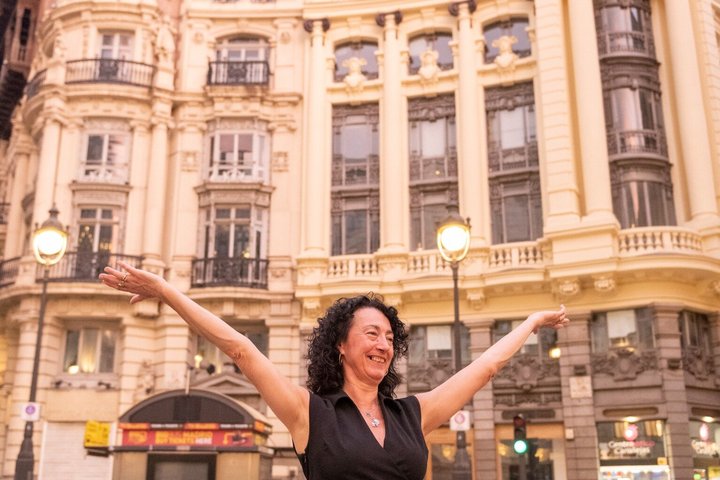 En liten grupp njuter av tapas och vin på en traditionell bar i Madrids historiska centrum, foto 72 | wizardtrip