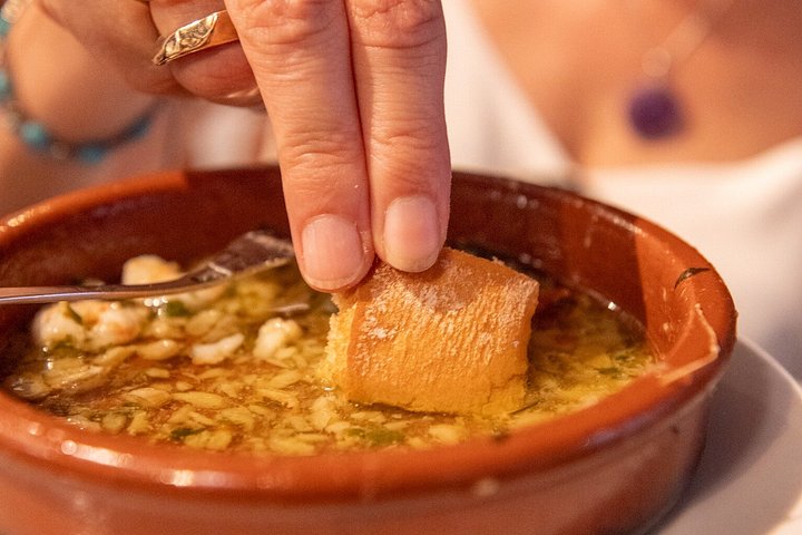 En liten grupp njuter av tapas och vin på en traditionell bar i Madrids historiska centrum, foto 73 | wizardtrip