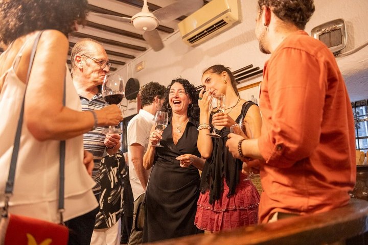 En liten grupp njuter av tapas och vin på en traditionell bar i Madrids historiska centrum, foto 75 | wizardtrip