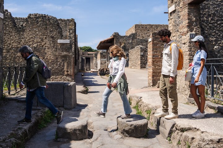Guided tour of Pompeii ruins with wine tasting and lunch, traveling by high-speed train from Rome, photo 11 | wizardtrip