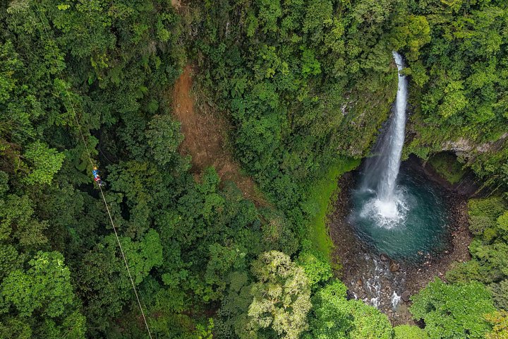 Ervaar een spannende zipline-ervaring boven canyons en watervallen nabij de Arenal Vulkaan, La Fortuna, Costa Rica, foto 6 | wizardtrip
