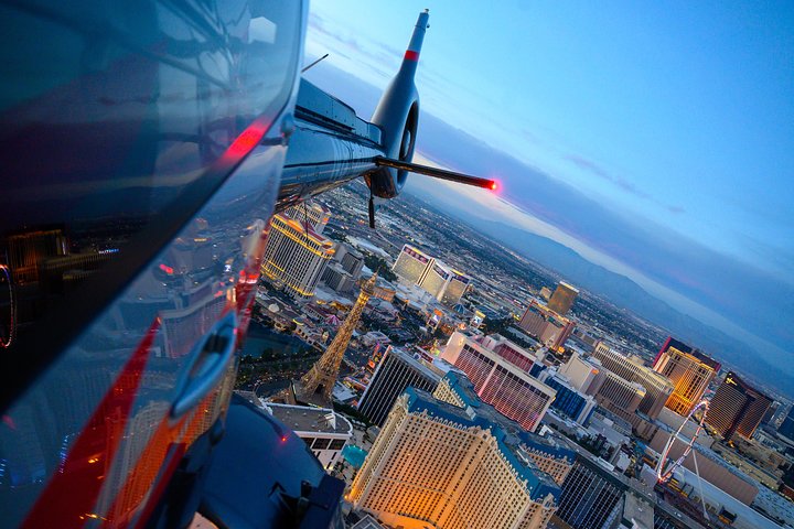 Tour notturno in elicottero sopra l'illuminato Las Vegas Strip, con casinò e monumenti, foto 7 | wizardtrip