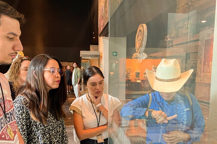 Guidet tur, der udforsker gamle artefakter og udstillinger på Mexicos Nationalmuseum for Antropologi, foto 8 | wizardtrip