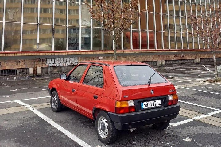 Ontdek het communistische verleden en de architectuur van Bratislava tijdens een privé-tour in een retro-auto, foto 12 | wizardtrip