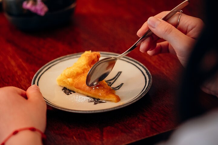 Petit groupe dégustant de la nourriture et du vin locaux à Porto, Portugal, photo 7 | wizardtrip