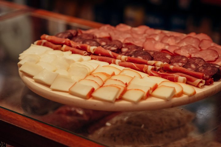 Petit groupe dégustant de la nourriture et du vin locaux à Porto, Portugal, photo 10 | wizardtrip