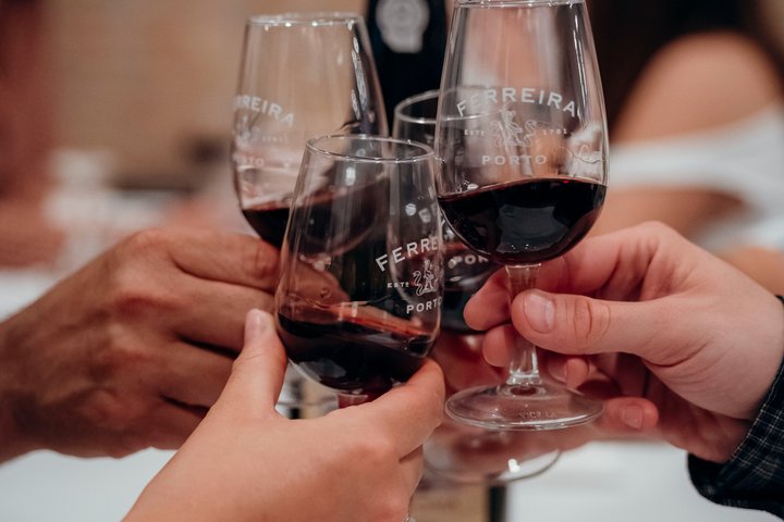Petit groupe dégustant de la nourriture et du vin locaux à Porto, Portugal, photo 13 | wizardtrip