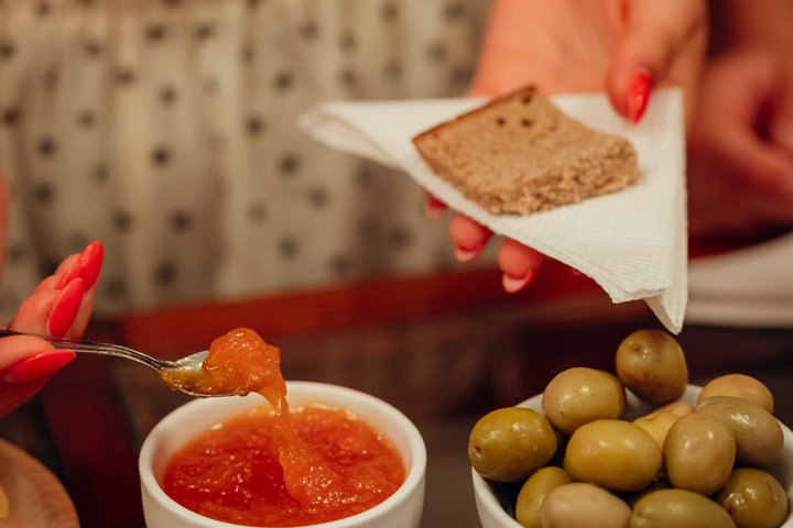 Petit groupe dégustant de la nourriture et du vin locaux à Porto, Portugal, photo 15 | wizardtrip