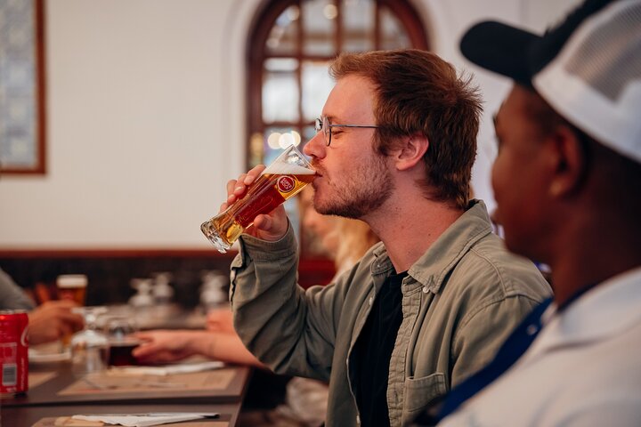 Petit groupe dégustant de la nourriture et du vin locaux à Porto, Portugal, photo 16 | wizardtrip