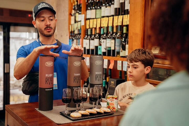 Petit groupe dégustant de la nourriture et du vin locaux à Porto, Portugal, photo 21 | wizardtrip
