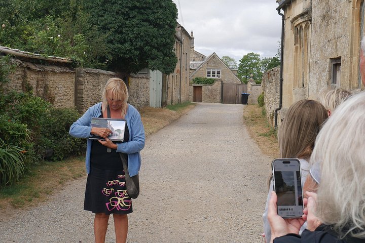 Explorez les lieux emblématiques de Downton Abbey, y compris le château de Highclere et le village de Bampton, lors d'une visite guidée depuis Londres, photo 7 | wizardtrip
