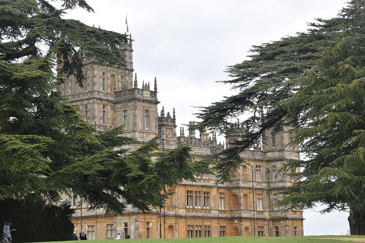 Explorez les lieux emblématiques de Downton Abbey, y compris le château de Highclere et le village de Bampton, lors d'une visite guidée depuis Londres, photo 10 | wizardtrip