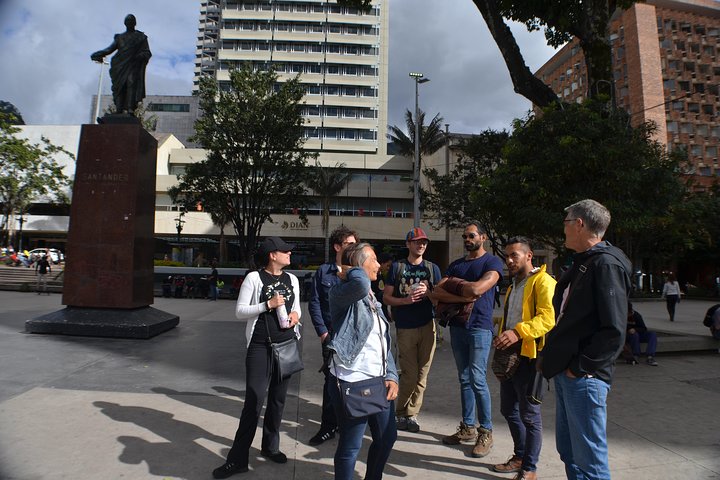 Passeio a pé por Bogotá em La Candelaria, explorando história, cultura e arte de rua, foto 9 | wizardtrip