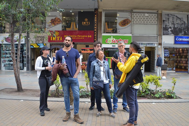 Passeio a pé por Bogotá em La Candelaria, explorando história, cultura e arte de rua, foto 10 | wizardtrip