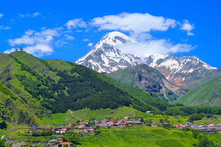 Excursion d'une journée à Gudauri et Kazbegi avec 4x4 | wizardtrip