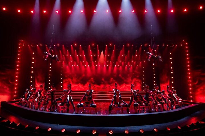 Eine schillernde Grand Show-Aufführung im Friedrichstadt-Palast in Berlin mit Künstlern und aufwendigem Bühnenbild, Foto 6 | wizardtrip