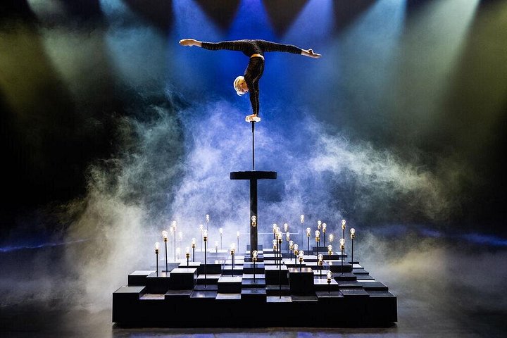 Eine schillernde Grand Show-Aufführung im Friedrichstadt-Palast in Berlin mit Künstlern und aufwendigem Bühnenbild, Foto 7 | wizardtrip