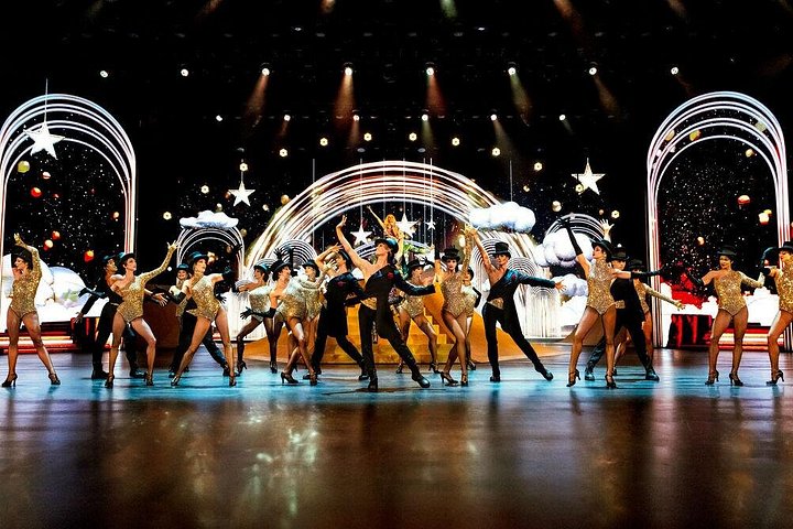 Eine schillernde Grand Show-Aufführung im Friedrichstadt-Palast in Berlin mit Künstlern und aufwendigem Bühnenbild, Foto 8 | wizardtrip