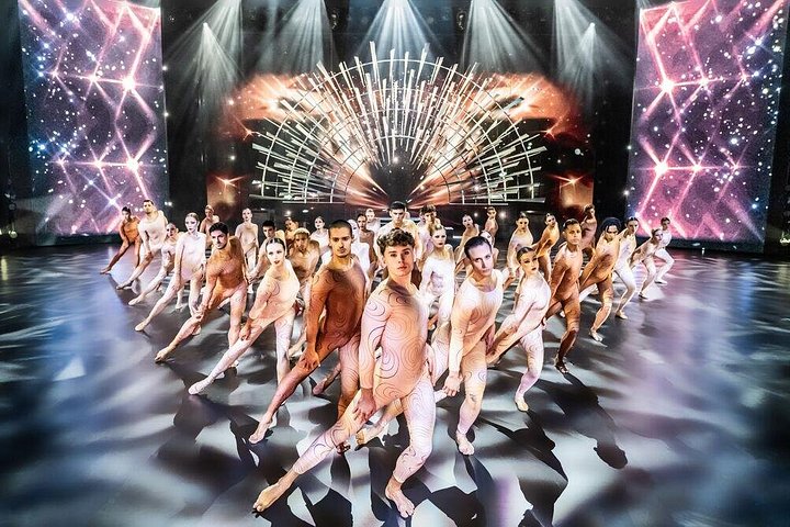 Eine schillernde Grand Show-Aufführung im Friedrichstadt-Palast in Berlin mit Künstlern und aufwendigem Bühnenbild, Foto 10 | wizardtrip
