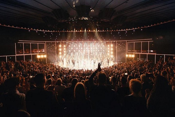 Eine schillernde Grand Show-Aufführung im Friedrichstadt-Palast in Berlin mit Künstlern und aufwendigem Bühnenbild, Foto 12 | wizardtrip