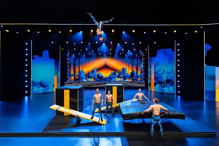 Eine schillernde Grand Show-Aufführung im Friedrichstadt-Palast in Berlin mit Künstlern und aufwendigem Bühnenbild, Foto 16 | wizardtrip