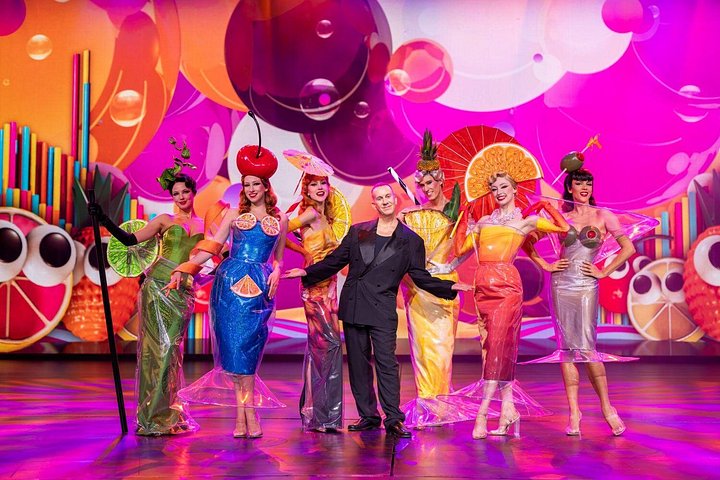 Eine schillernde Grand Show-Aufführung im Friedrichstadt-Palast in Berlin mit Künstlern und aufwendigem Bühnenbild, Foto 17 | wizardtrip