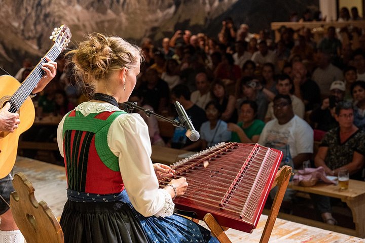 Tradisjonell tyrolsk folkemusikk- og dansforestilling i Innsbruck, Østerrike, foto 6 | wizardtrip