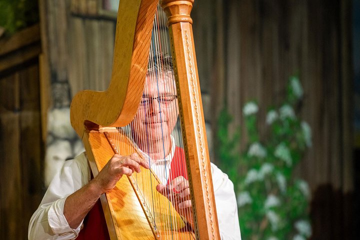 Tradisjonell tyrolsk folkemusikk- og dansforestilling i Innsbruck, Østerrike, foto 8 | wizardtrip