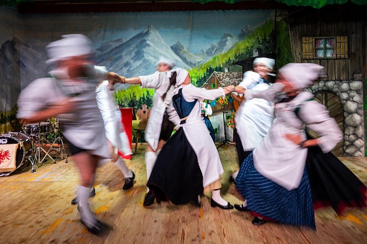 Tradisjonell tyrolsk folkemusikk- og dansforestilling i Innsbruck, Østerrike, foto 10 | wizardtrip