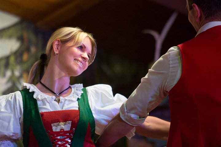 Tradisjonell tyrolsk folkemusikk- og dansforestilling i Innsbruck, Østerrike, foto 11 | wizardtrip