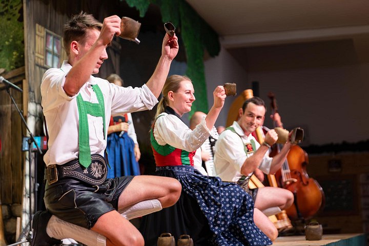 Tradisjonell tyrolsk folkemusikk- og dansforestilling i Innsbruck, Østerrike, foto 13 | wizardtrip