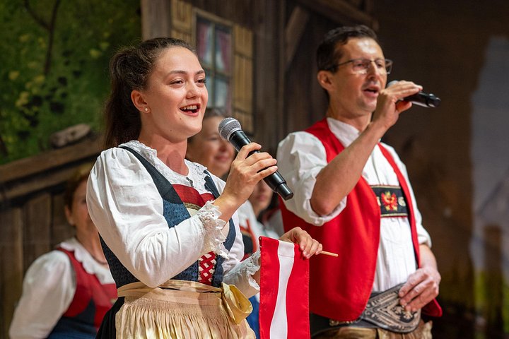 Tradisjonell tyrolsk folkemusikk- og dansforestilling i Innsbruck, Østerrike, foto 14 | wizardtrip