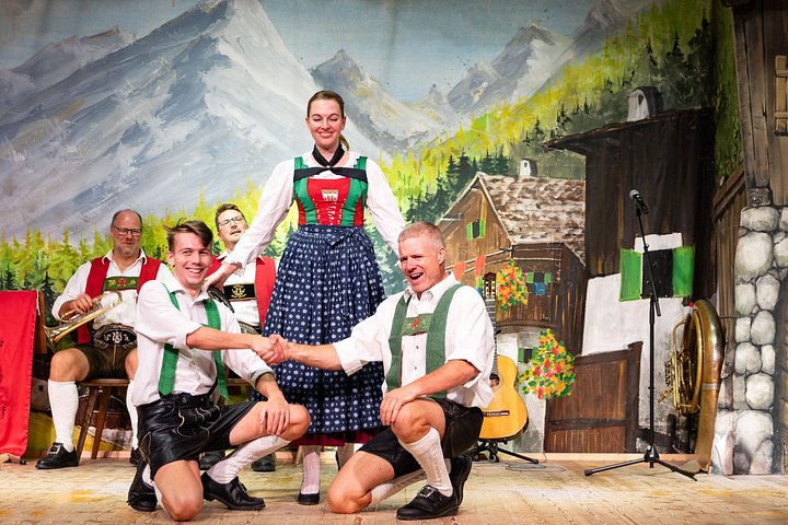 Tradisjonell tyrolsk folkemusikk- og dansforestilling i Innsbruck, Østerrike, foto 15 | wizardtrip