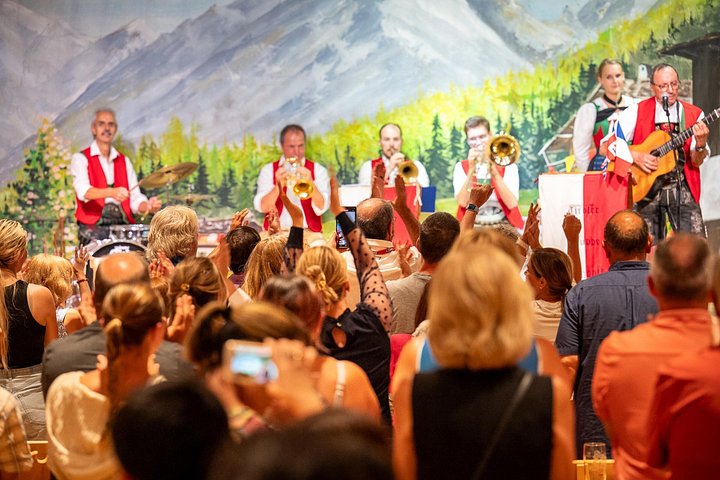 Tradisjonell tyrolsk folkemusikk- og dansforestilling i Innsbruck, Østerrike, foto 18 | wizardtrip