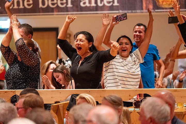 Tradisjonell tyrolsk folkemusikk- og dansforestilling i Innsbruck, Østerrike, foto 19 | wizardtrip