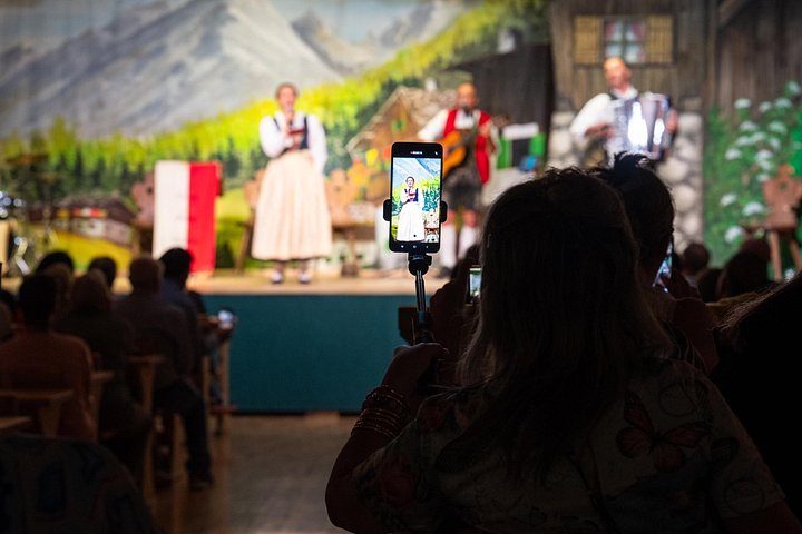Tradisjonell tyrolsk folkemusikk- og dansforestilling i Innsbruck, Østerrike, foto 20 | wizardtrip