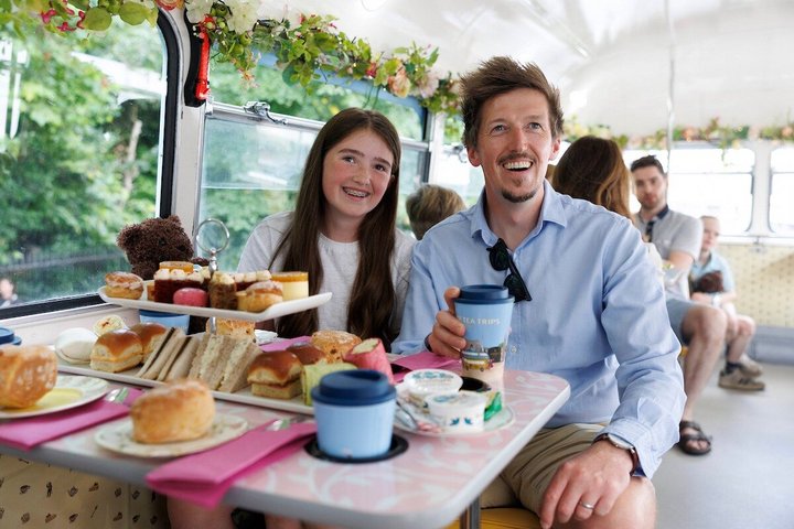 Genießen Sie den Nachmittagstee auf einer Oldtimer-Bustour durch Dublin, Irland, und sehen Sie Sehenswürdigkeiten wie das Trinity College, Foto 18 | wizardtrip