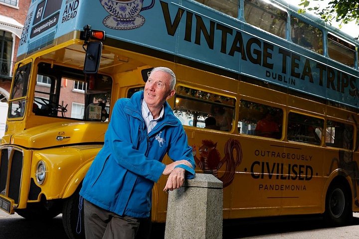 Genießen Sie den Nachmittagstee auf einer Oldtimer-Bustour durch Dublin, Irland, und sehen Sie Sehenswürdigkeiten wie das Trinity College, Foto 27 | wizardtrip