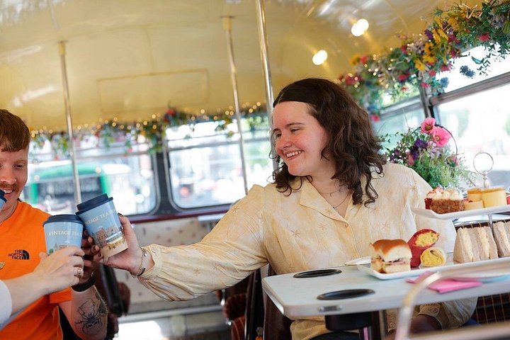 Genießen Sie den Nachmittagstee auf einer Oldtimer-Bustour durch Dublin, Irland, und sehen Sie Sehenswürdigkeiten wie das Trinity College, Foto 29 | wizardtrip