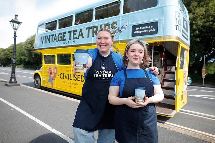 Genießen Sie den Nachmittagstee auf einer Oldtimer-Bustour durch Dublin, Irland, und sehen Sie Sehenswürdigkeiten wie das Trinity College, Foto 32 | wizardtrip