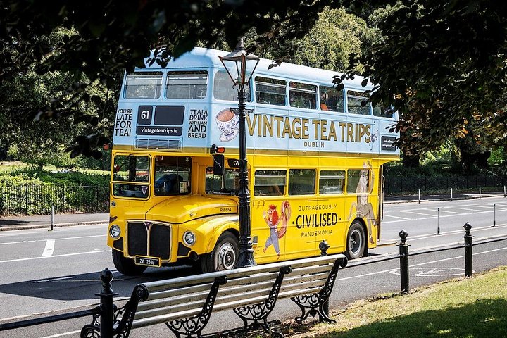 Genießen Sie den Nachmittagstee auf einer Oldtimer-Bustour durch Dublin, Irland, und sehen Sie Sehenswürdigkeiten wie das Trinity College, Foto 34 | wizardtrip