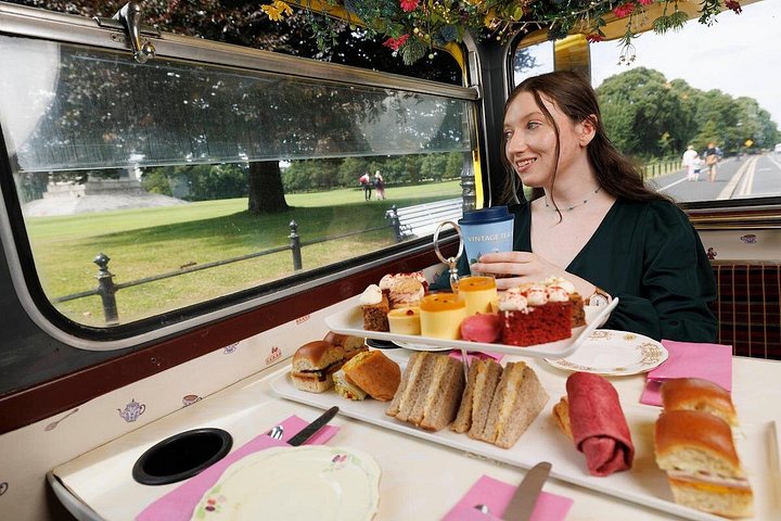 Genießen Sie den Nachmittagstee auf einer Oldtimer-Bustour durch Dublin, Irland, und sehen Sie Sehenswürdigkeiten wie das Trinity College, Foto 35 | wizardtrip