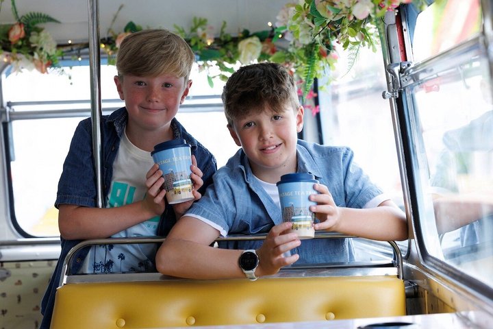 Genießen Sie den Nachmittagstee auf einer Oldtimer-Bustour durch Dublin, Irland, und sehen Sie Sehenswürdigkeiten wie das Trinity College, Foto 36 | wizardtrip