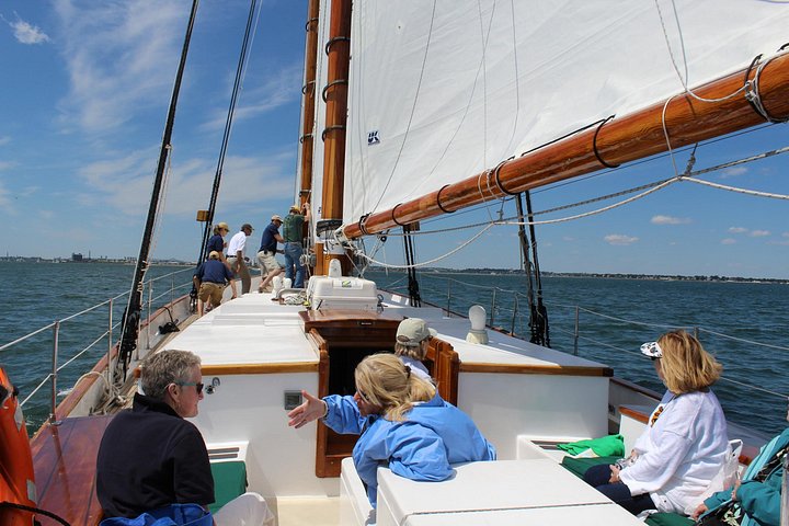 Klassische Schoner-Segeltour um den Boston Harbor mit Blick auf die Skyline und die Inseln, Foto 8 | wizardtrip